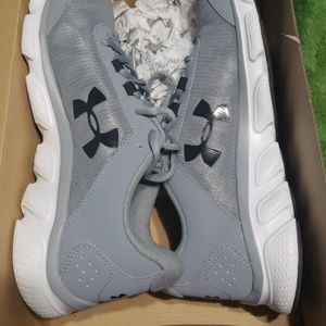 Brand new under armour tennis shoes size 8.5